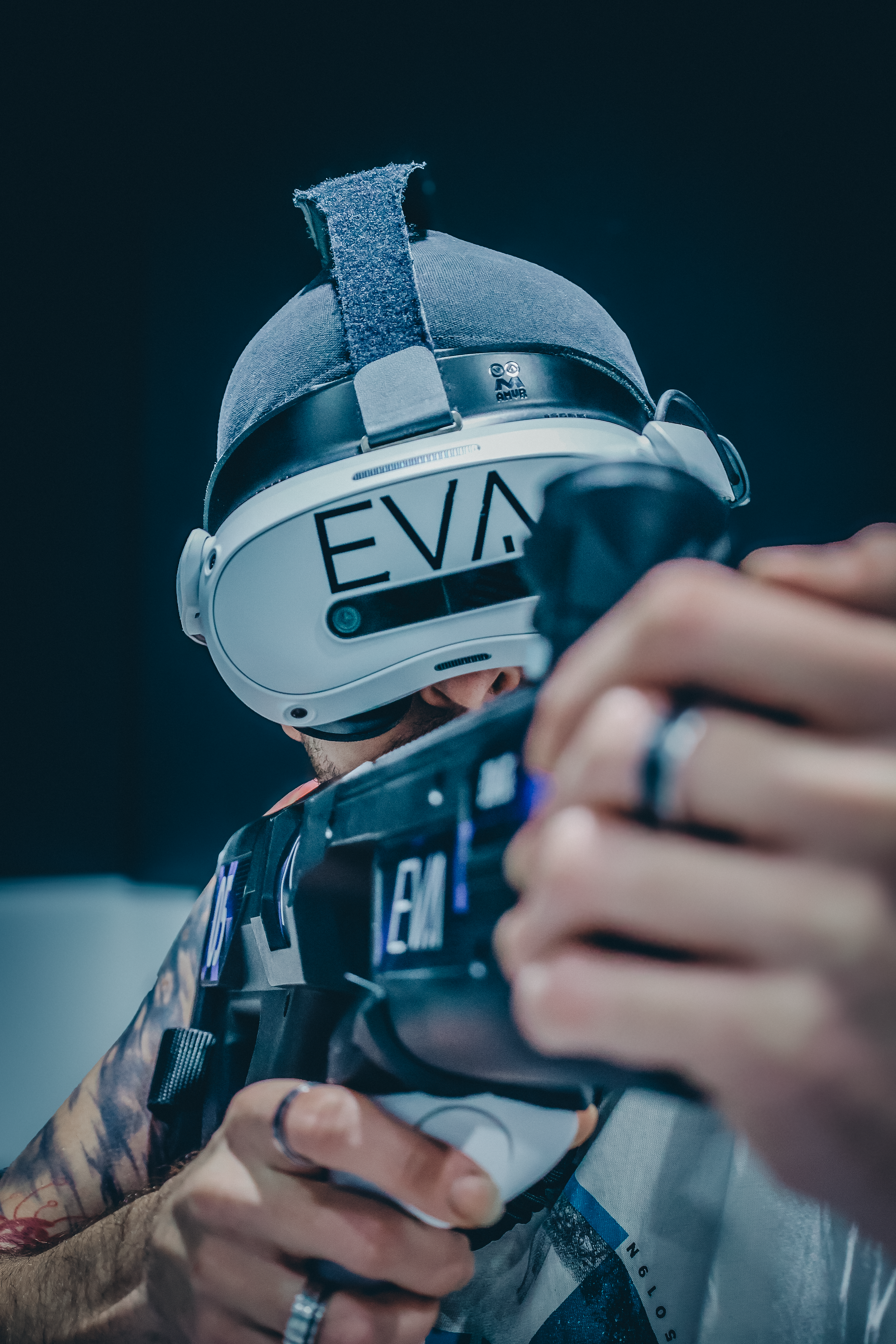 Gros plan sur une arme de jeu en réalité virtuelle en mouvement, reportage événementiel flouté