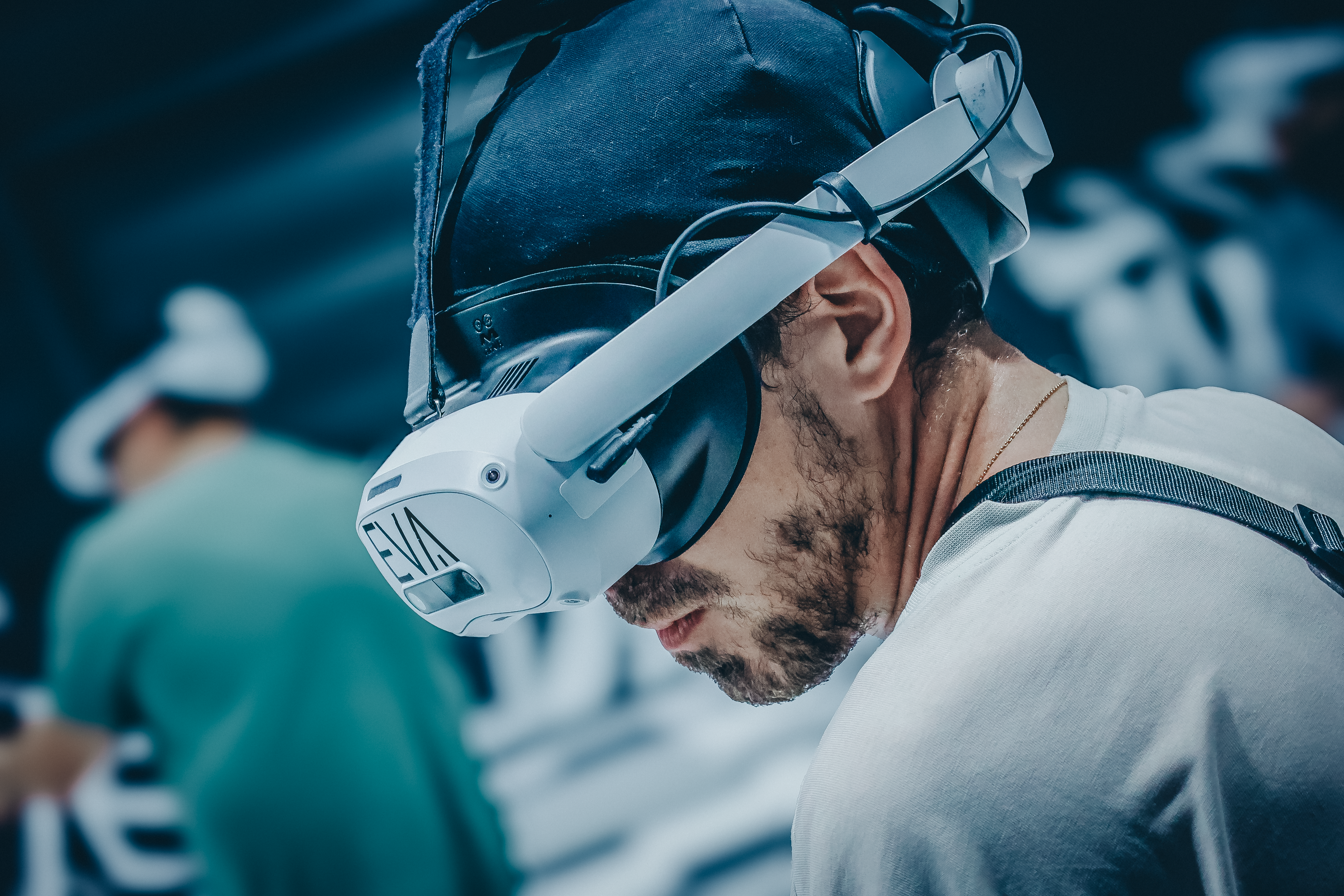 Joueur ajustant la sangle de son casque VR, avant-bras tatoué, ambiance lumineuse bleutée