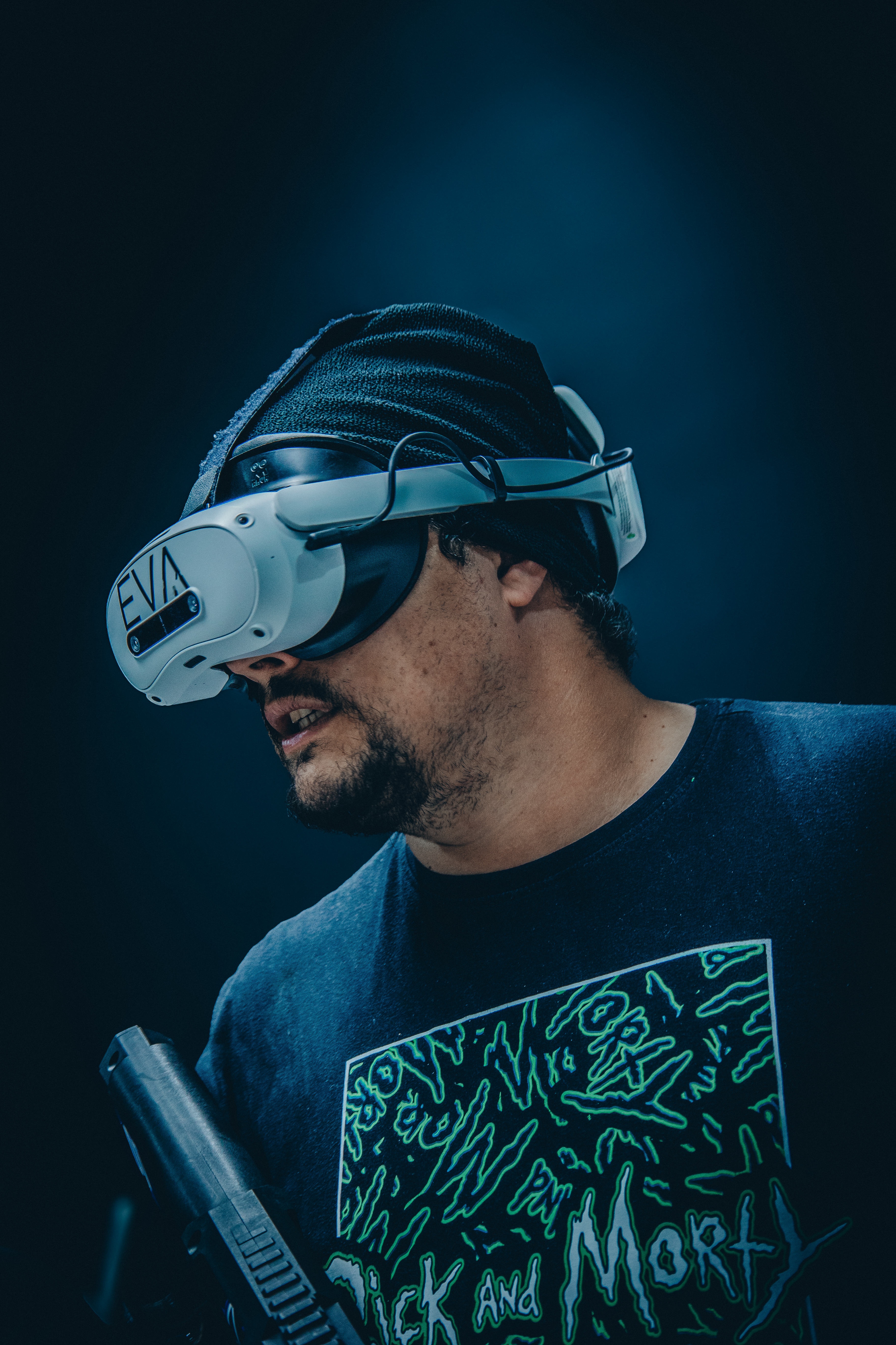 Joueur de profil avec casque de réalité virtuelle, t-shirt Rick and Morty, ambiance immersive