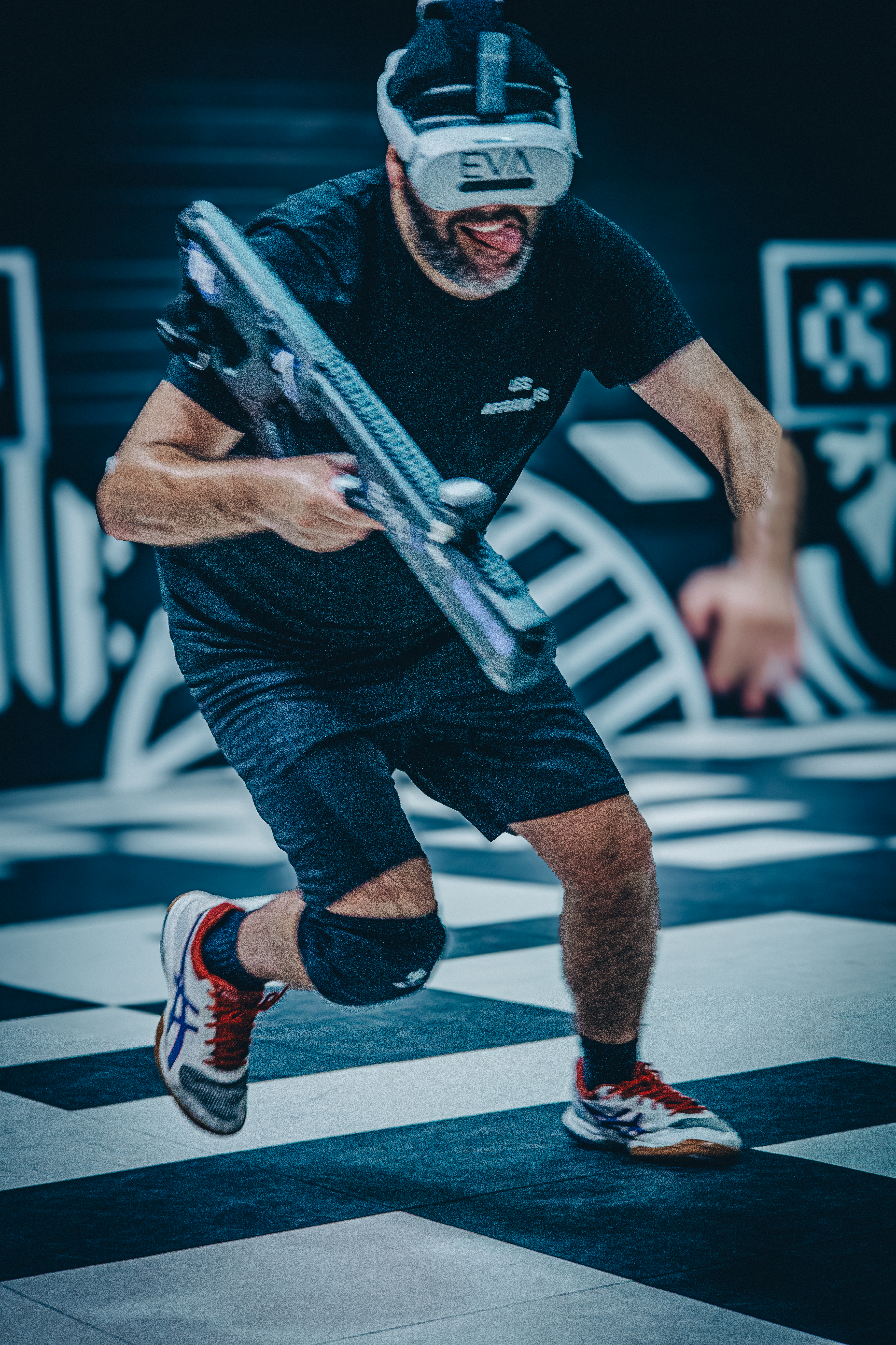 Joueur en plein sprint, casque VR et contrôleur en main, flou de mouvement
