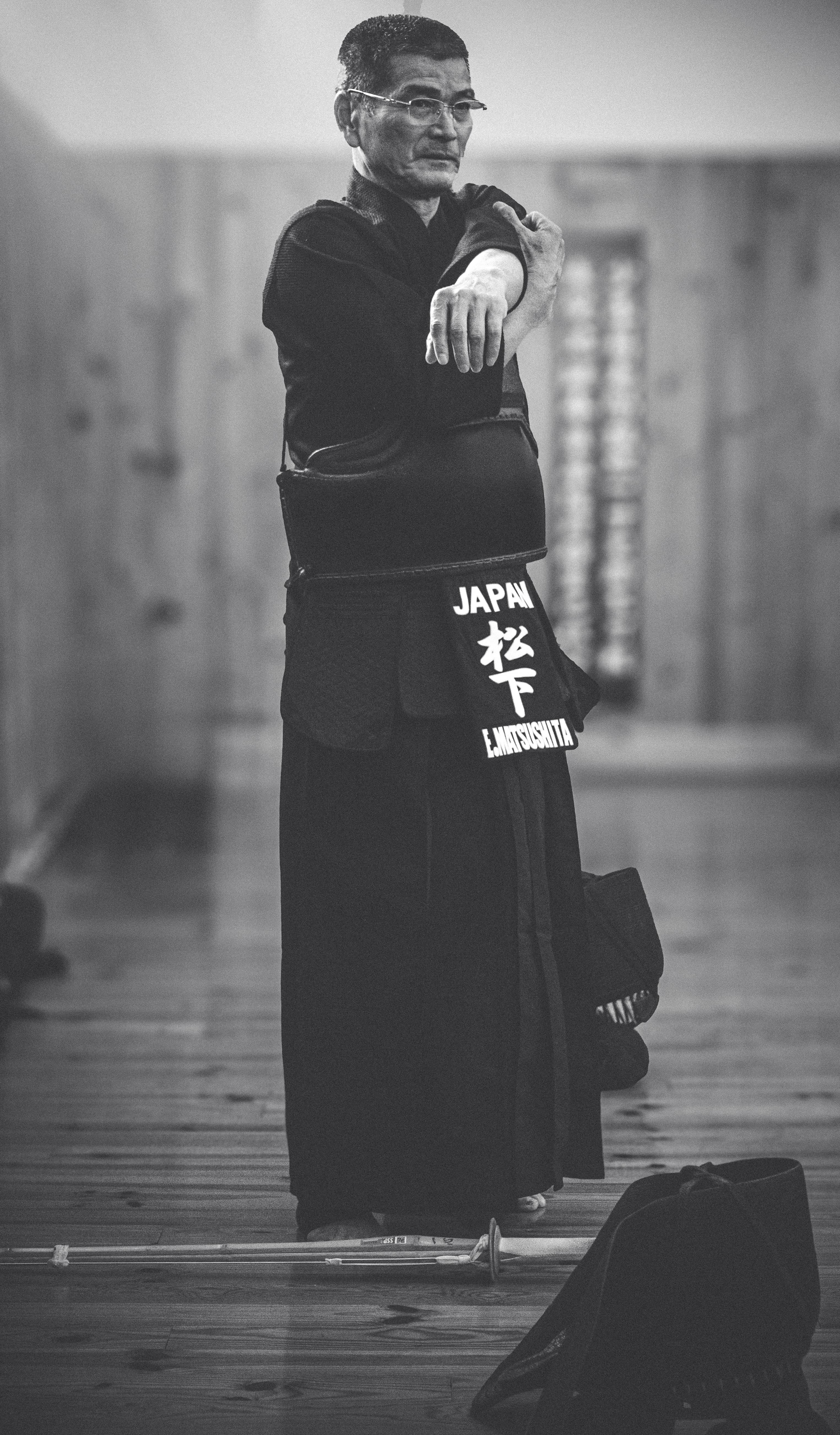 Portrait noir et blanc d'un kendoka en position de kata, hakama floqué « JAPAN »